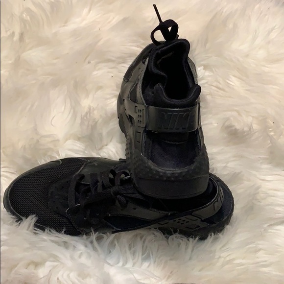 Black Nike Huaraches - Picture 2 of 3